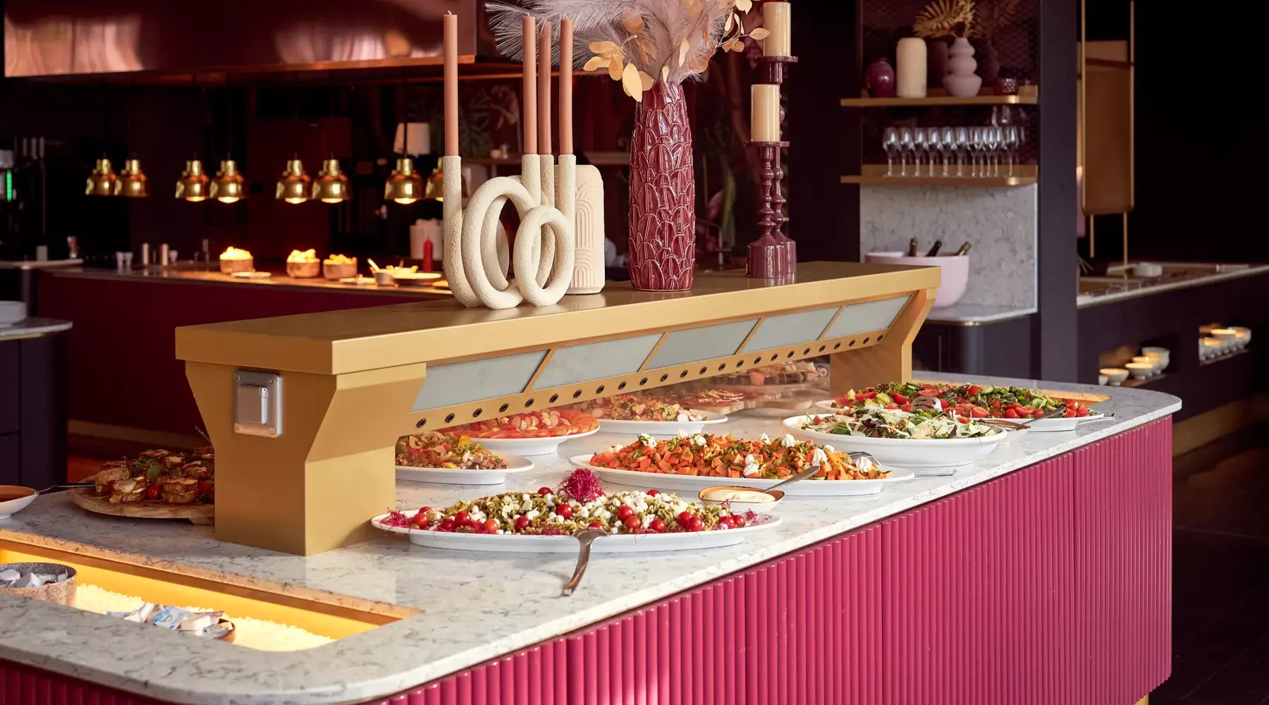 Tafel met stoelen in restaurant Catharina