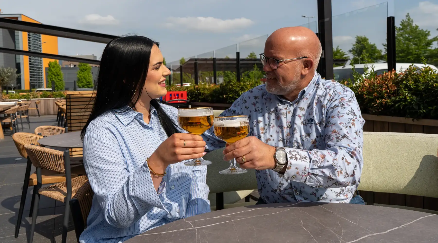 Vader en dochter in een Van der Valk Hotel