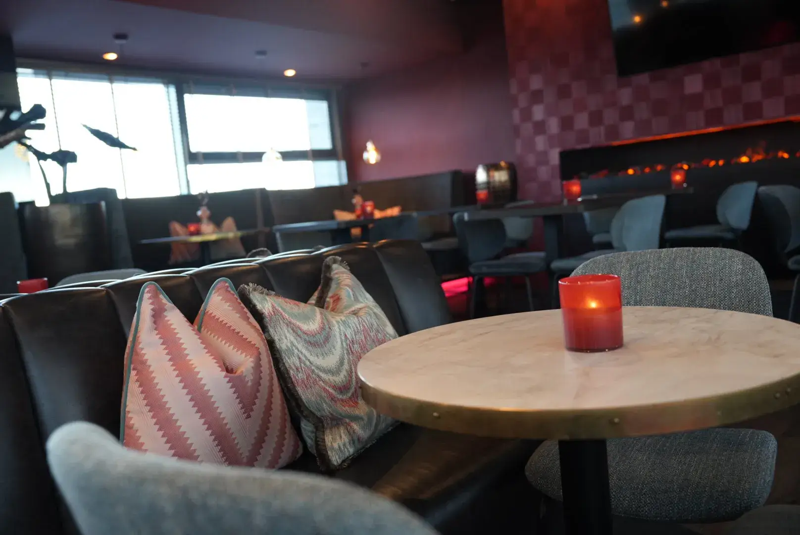 Vrouwen die cocktails drinken en met elkaar lachen