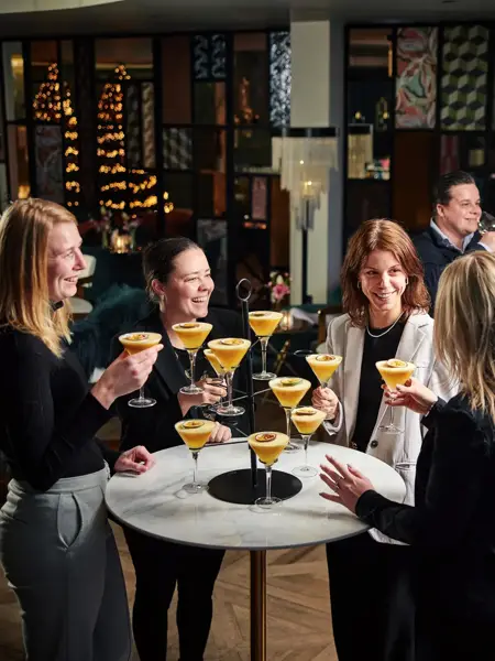 Eine Rezeption mit Cocktailturm in einem Van der Valk Hotel
