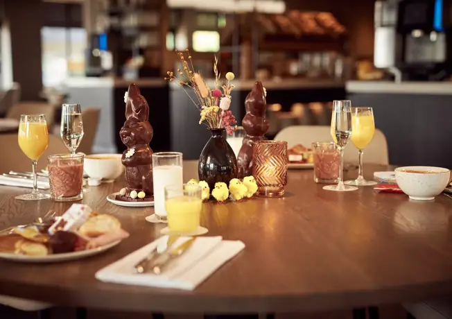 Paasdecoratie op tafel