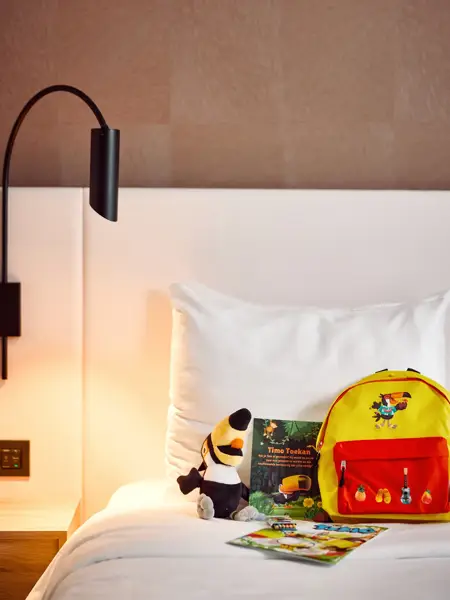 Timo toekan pakket op de kamer in Hotel Gent voor kinderen bij het boeken van het kids arrangement