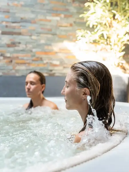 2 dames in een bubbelbad in de wellness