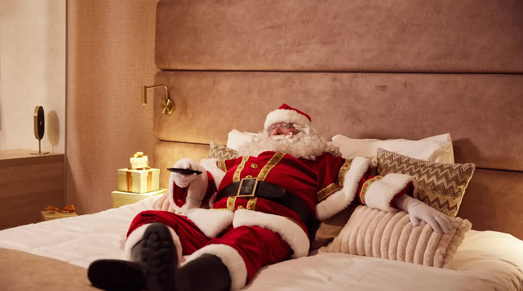 Père Noël allongé sur un lit confortable à l'hôtel Van der Valk Gorinchem-A15