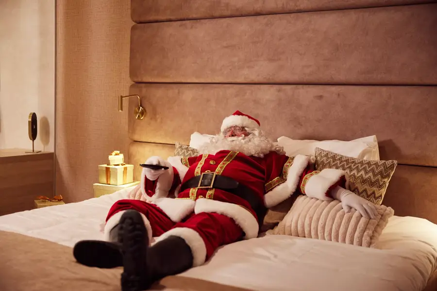 kerstman op bed