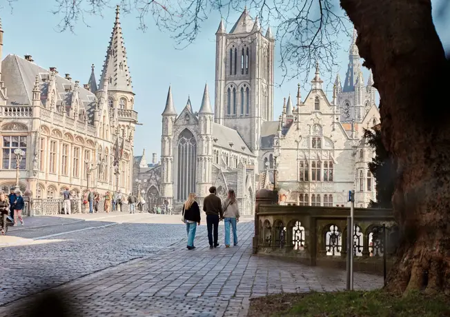 Couple se promenant en ville