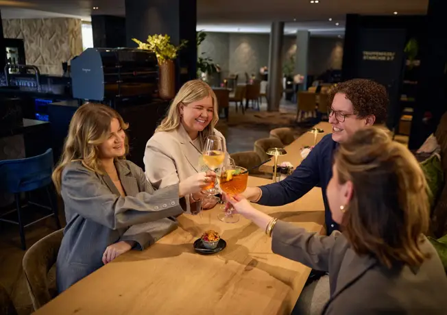 Vrouw die een cocktail inschenkt