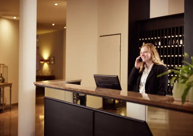 Receptioniste aan de telefoon.