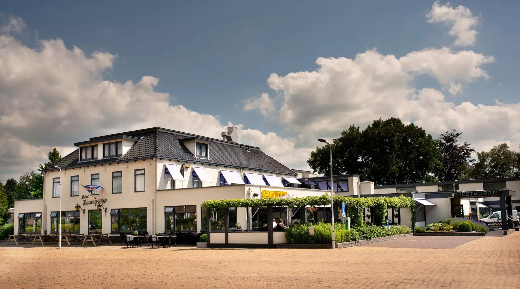 Vooraanzicht Hotel Hardegarijp