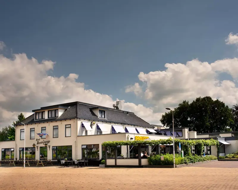 Front view of Hotel Hardegarijp