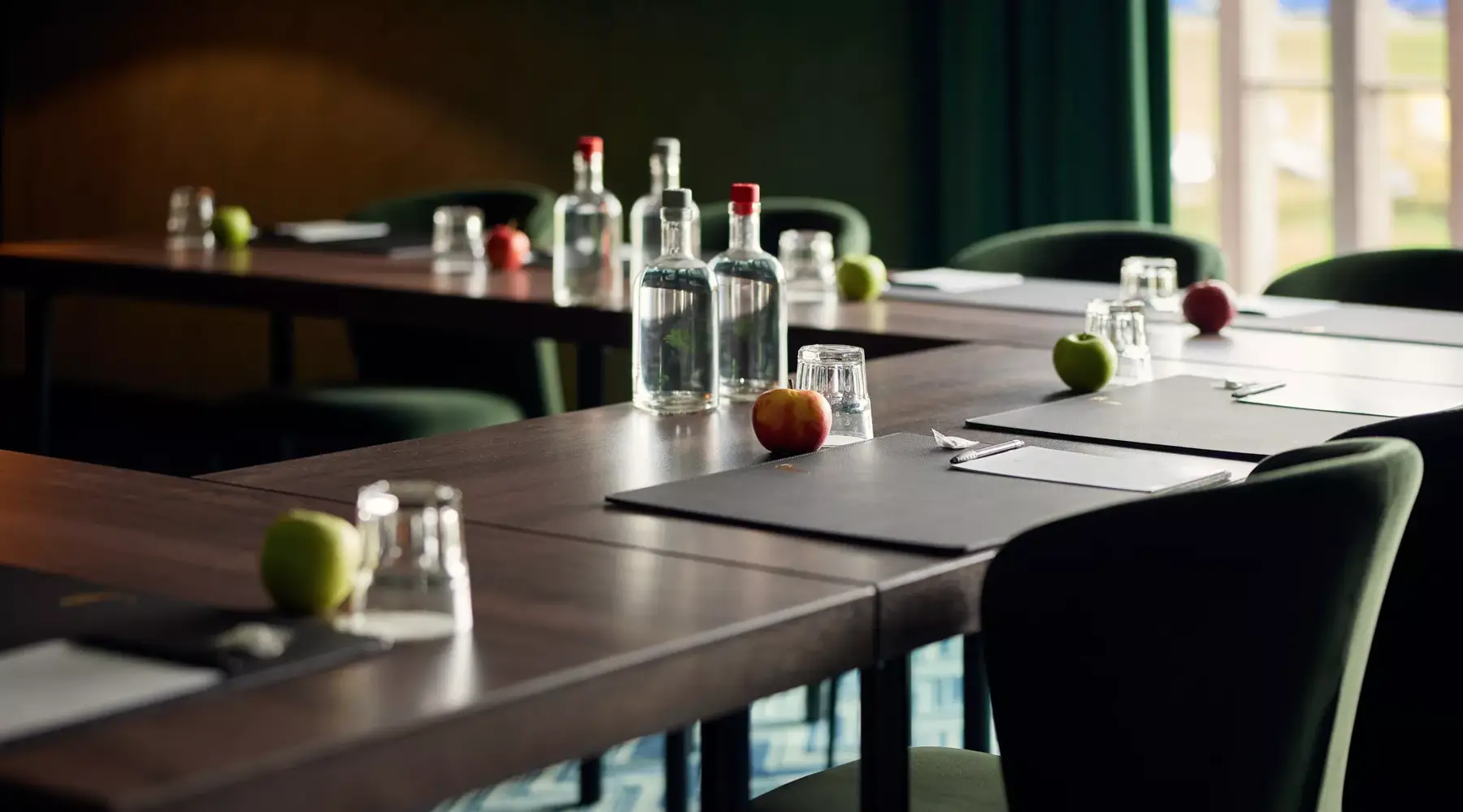Meeting ruimte gevuld met tafels en appels