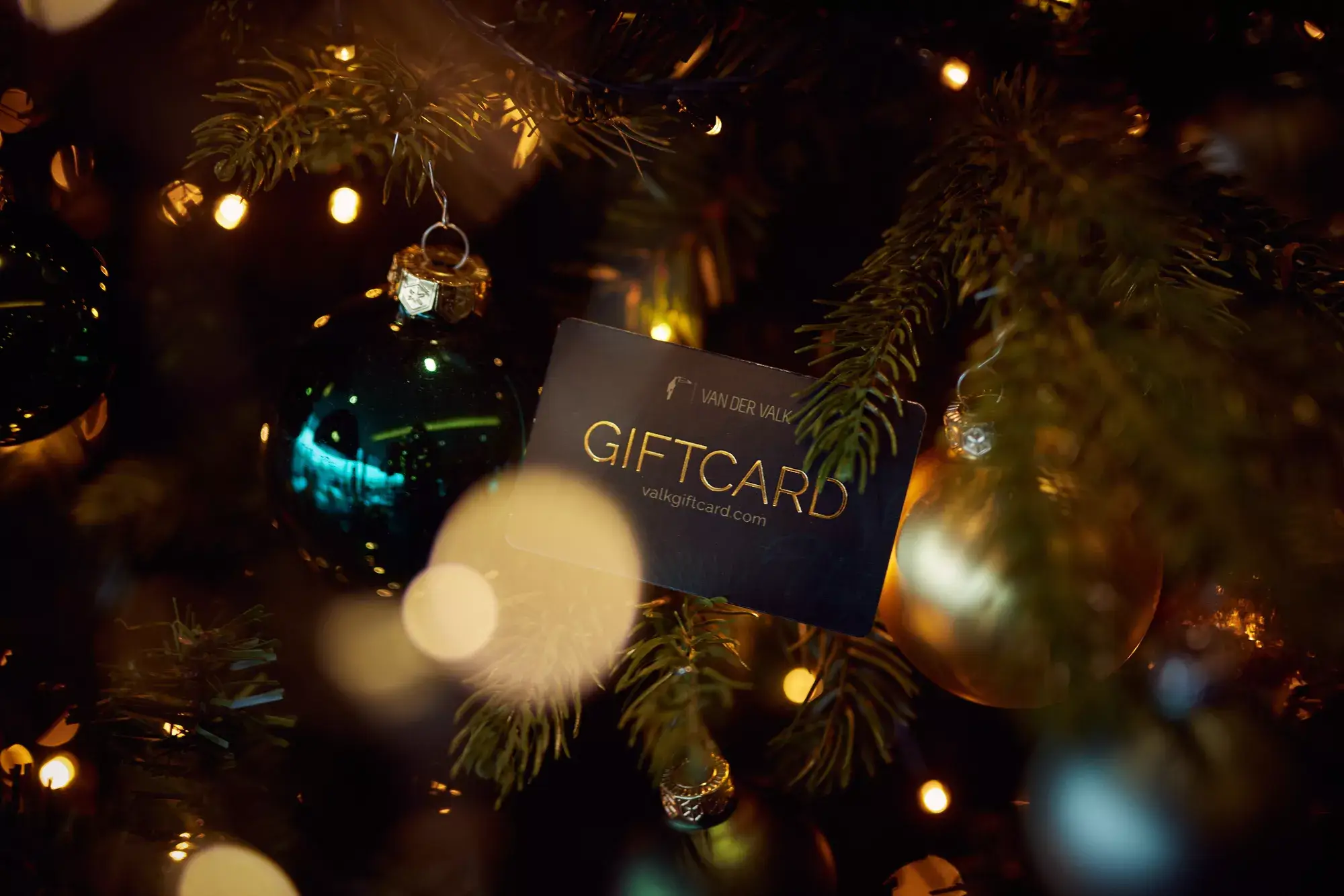 Van der Valk Giftcard als kerstcadeau in de kerstboom