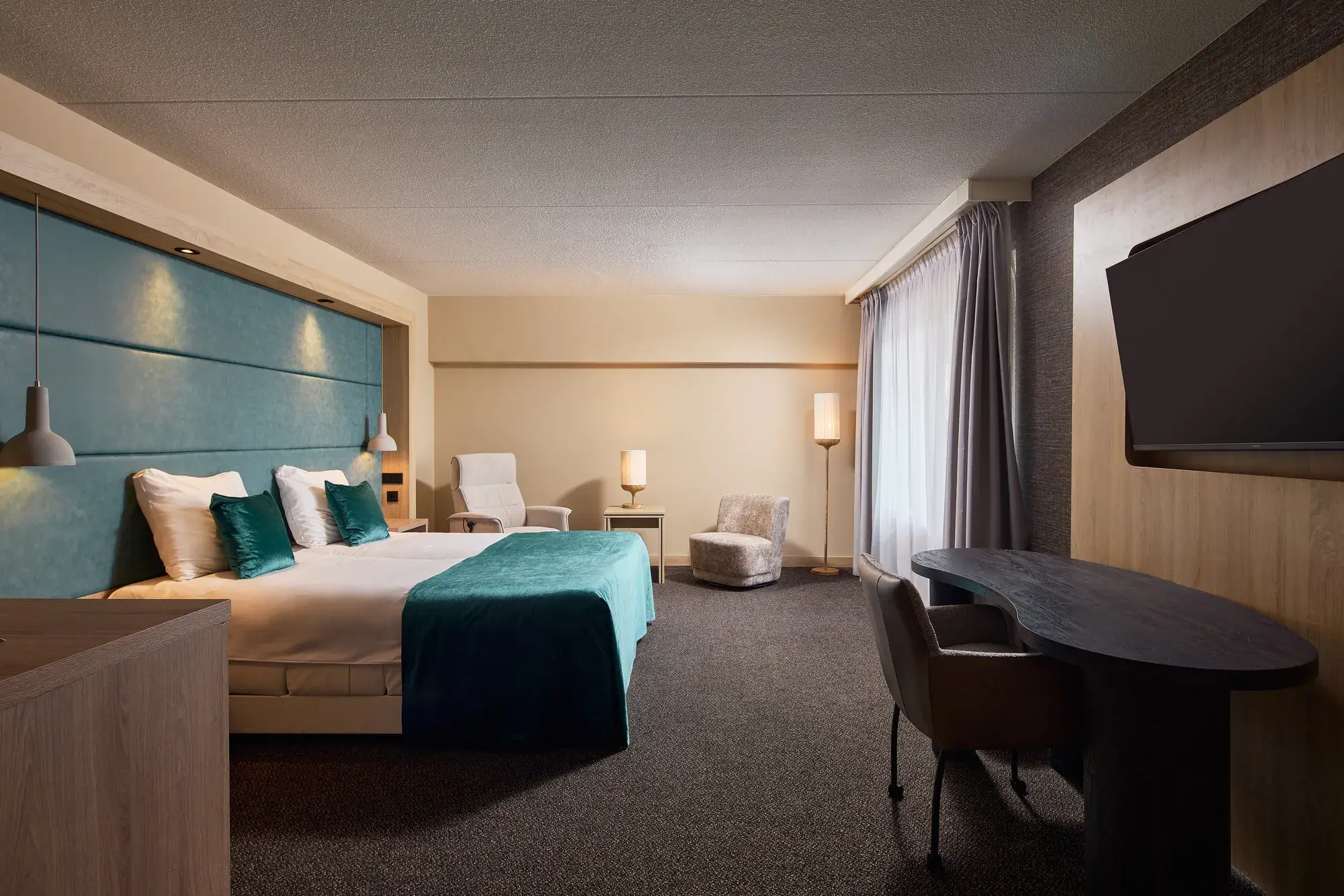 Ruime comfort hotelkamer met tweepersoonsbed, zithoek en moderne inrichting in Van der Valk Hotel Leusden-Amersfoort