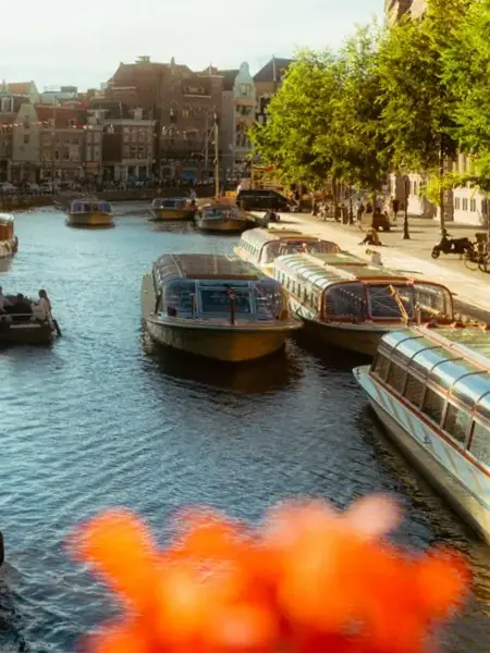 Boote in den Grachten von Amsterdam