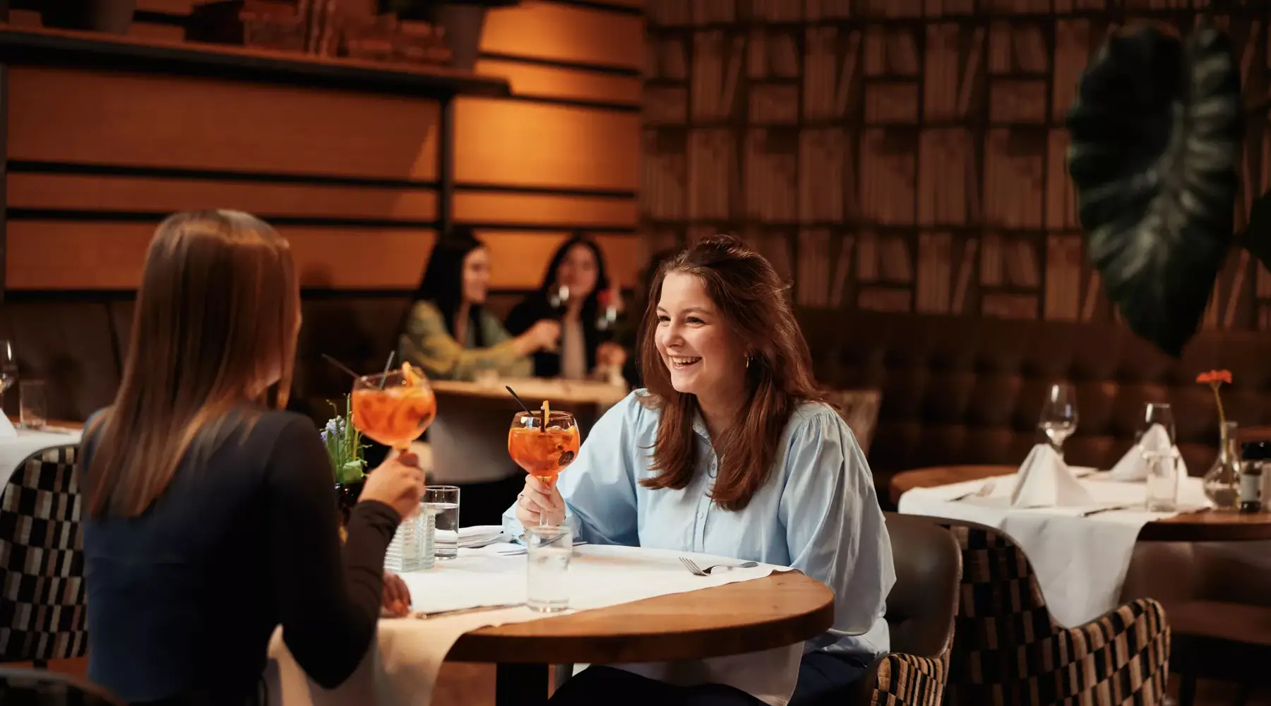 Dames in restaurant