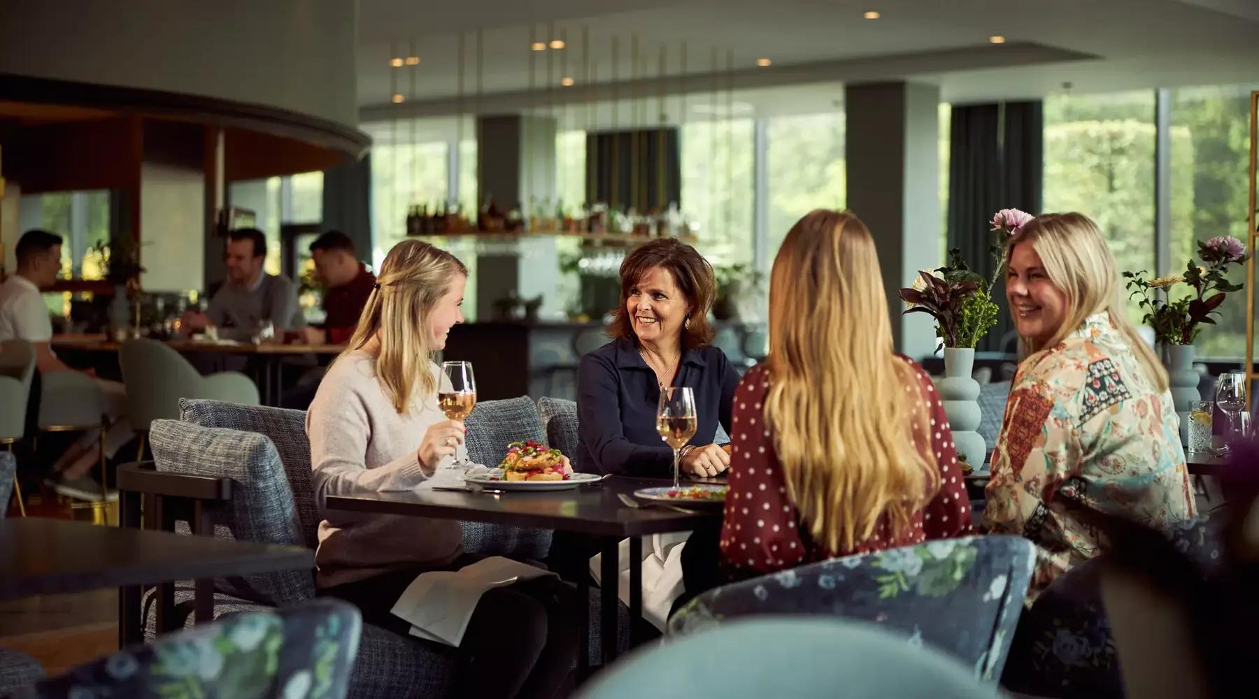 Moeder met dochters aan tafel