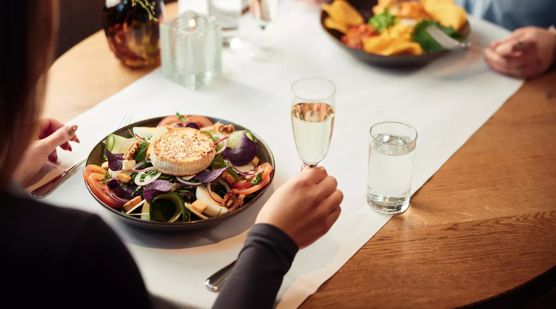 Koppel aan het dineren in het restaurant