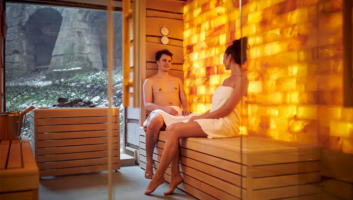 2 Personen in der Sauna bei Van der Valk