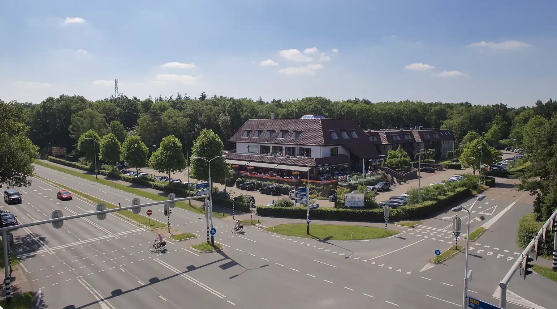 Ansicht von oben auf das Van der Valk Hotel Arnhem