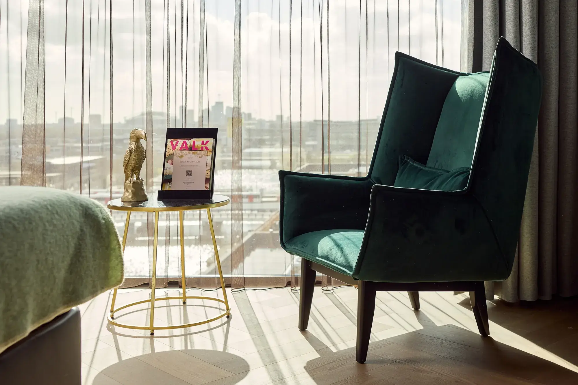 Chambre confort avec fauteuil près de la fenêtre