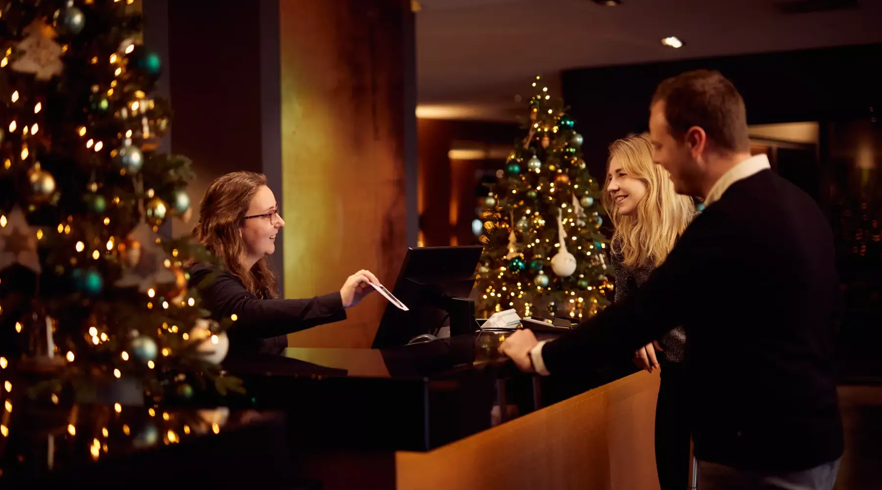 Koppel checkt in bij receptie tijdens feestdagen.
