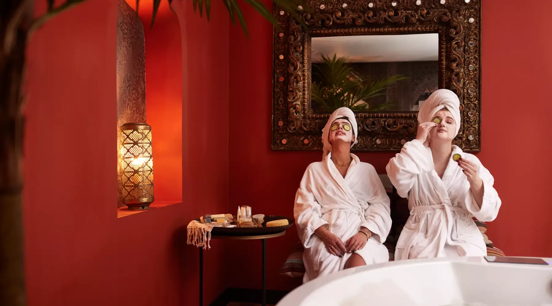 Damen mit einer Maske im Wellnessbereich