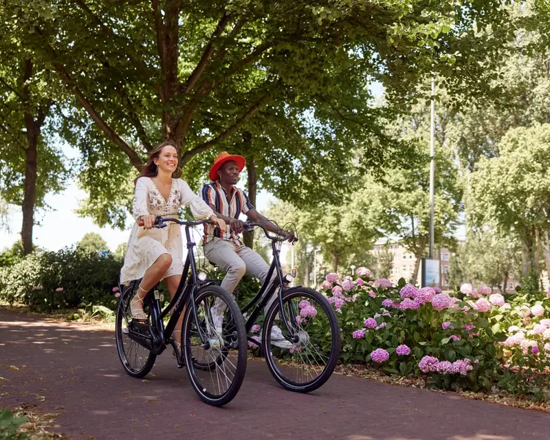 Stel fietsend door park