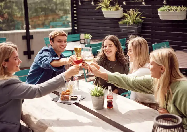 Vriendengroep aan het borrelen op het terras