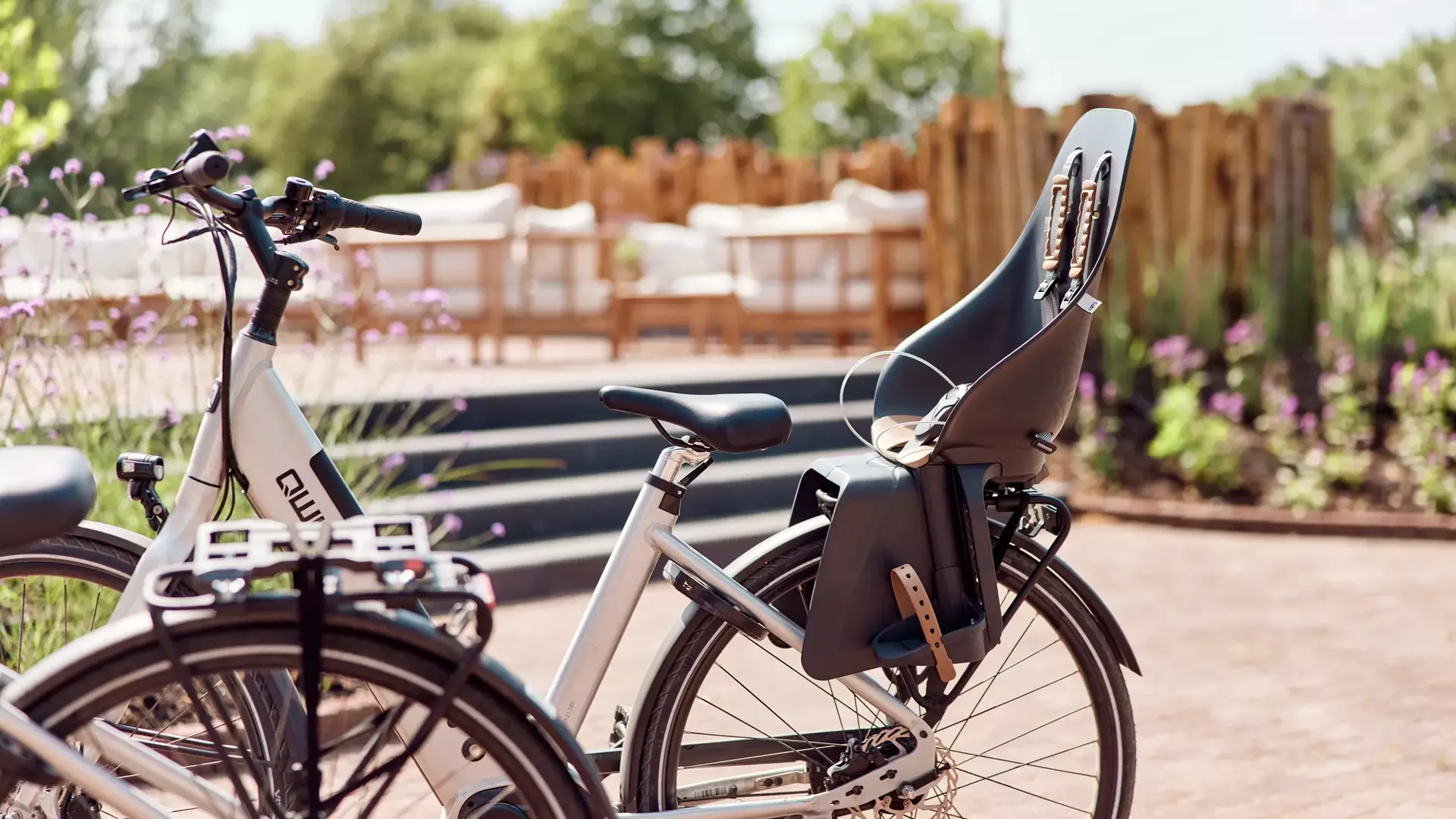 Fietsen die gestald staan
