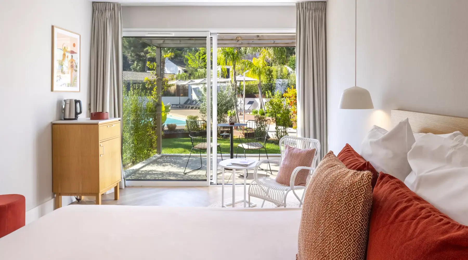 Vue sur le jardin de l'hôtel depuis la chambre supérieure.