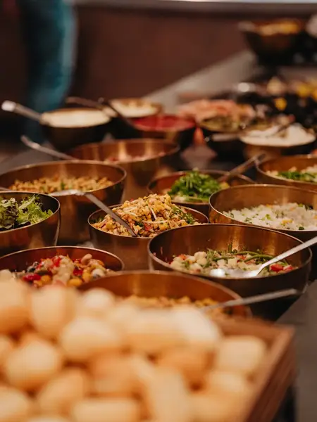 All-you-can-eat lunch buffet in Nivelles-Sud with a wide selection of salads, cold starters, and seasonal hot dishes.