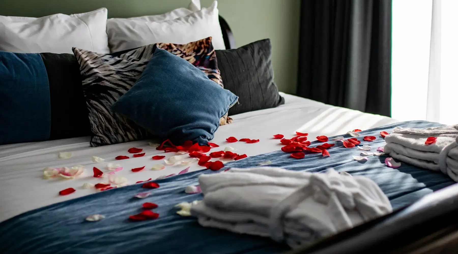 Hochzeitssuite | East Suite Van der Valk Sassenheim | Bett | Rosenblätter