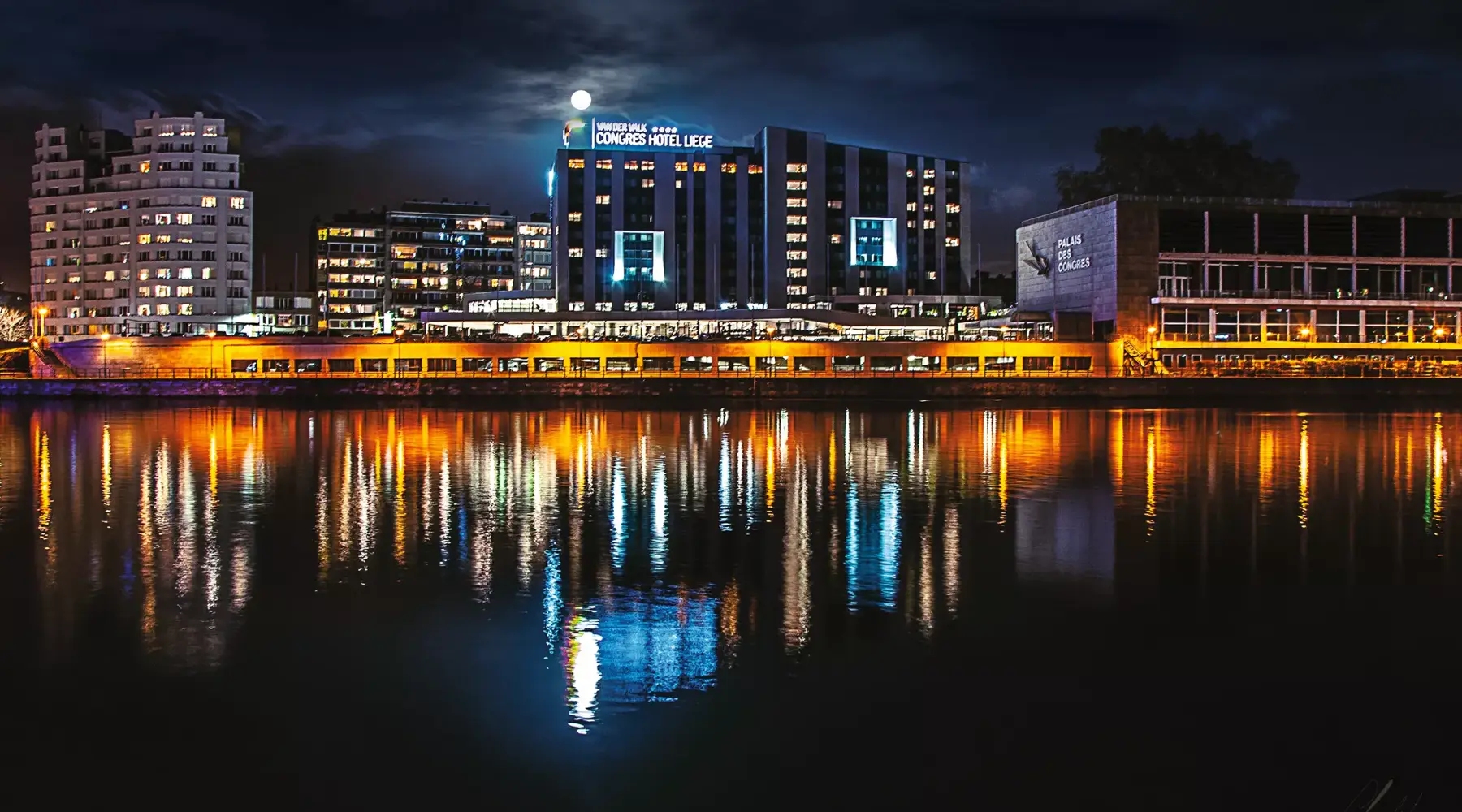 Fassade Hotel Lüttich Kongress bei Nacht