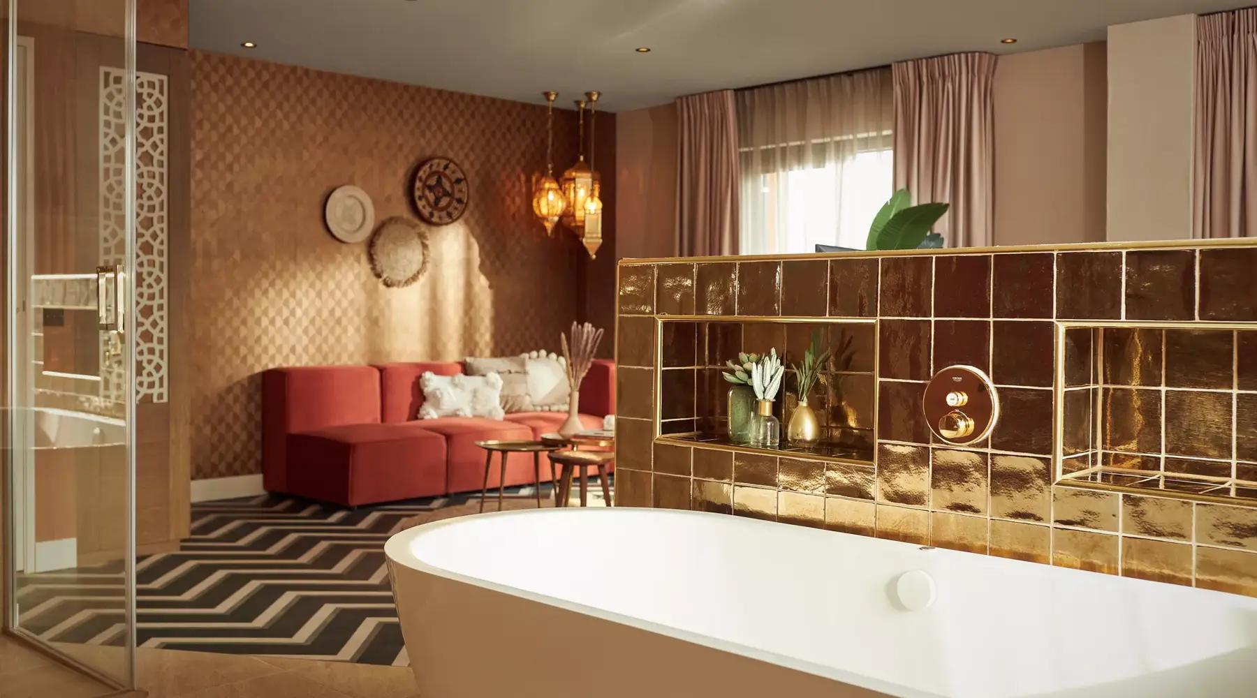 A suite at Hotel Breukelen with a bubble bath
