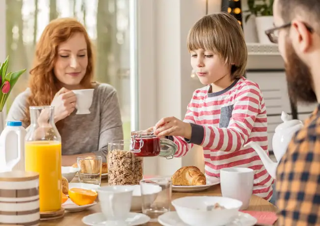 Vater und Sohn am Osterfesttisch