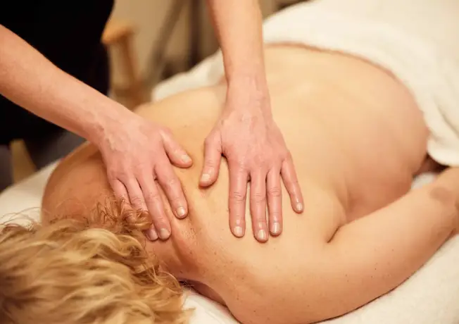 Mevrouw krijgt massage