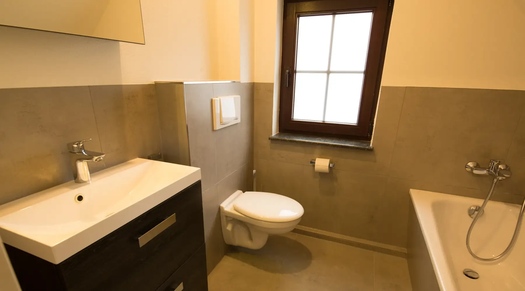 Badezimmer im Obergeschoss mit Badewanne