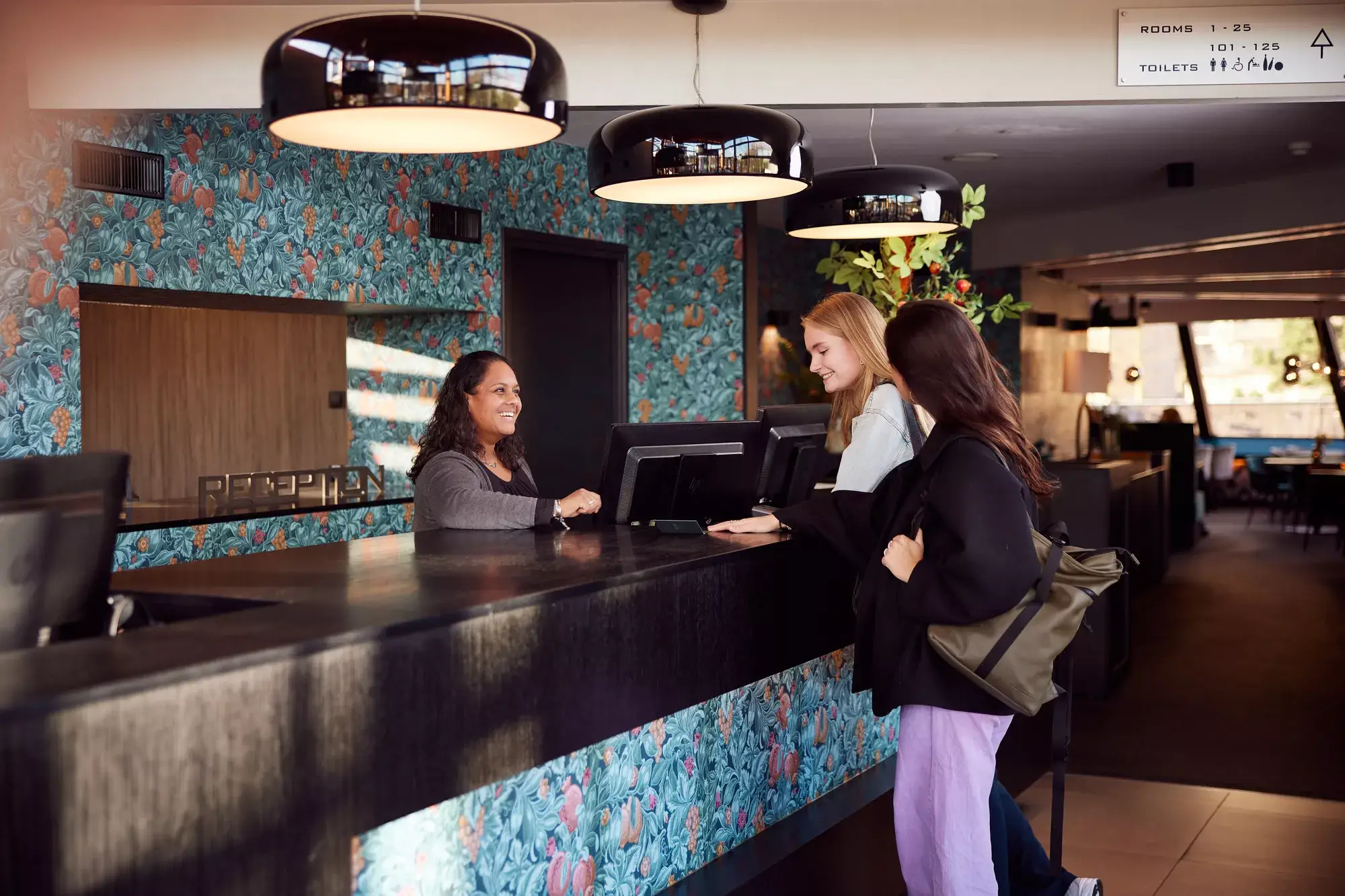 Man die aan het flexwerken is in hotelrestaurant