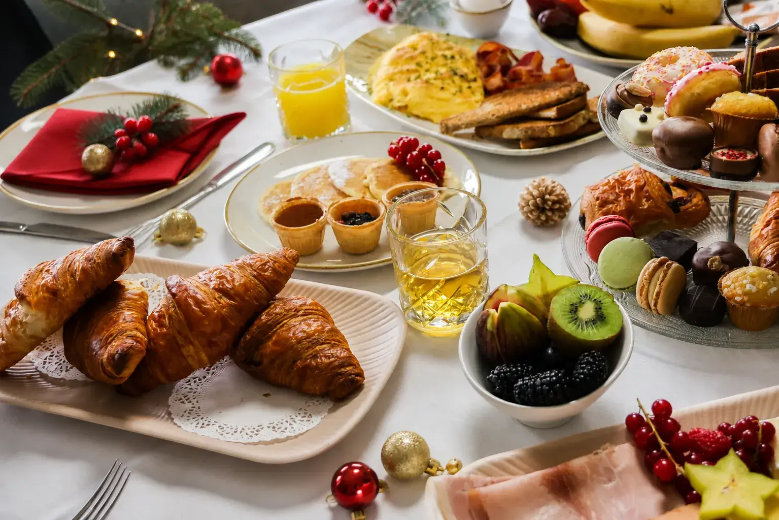 Extensive Christmas brunch with hot and cold dishes, sweet treats, and festive Christmas decorations.
