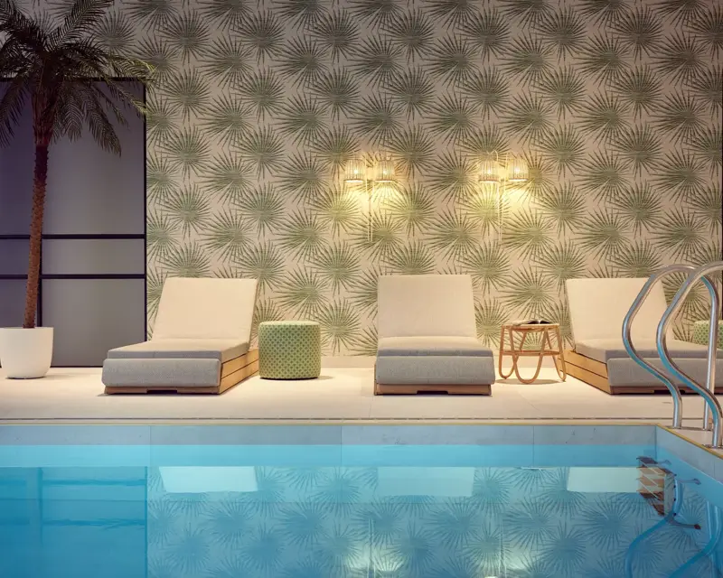Ligbedden aan het hotelzwembad