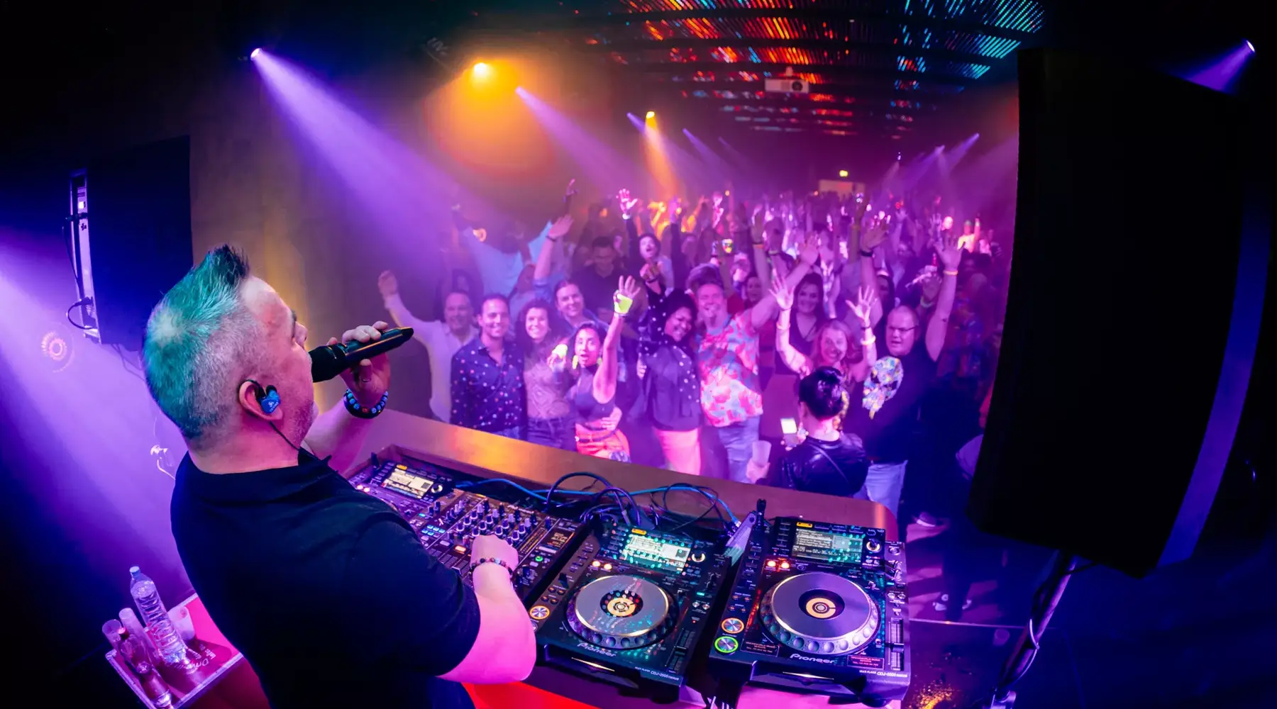 DJ met dj-booth bij een feest