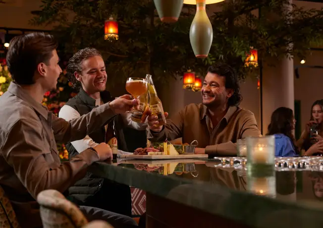 Freunde trinken etwas in The SpareRoom