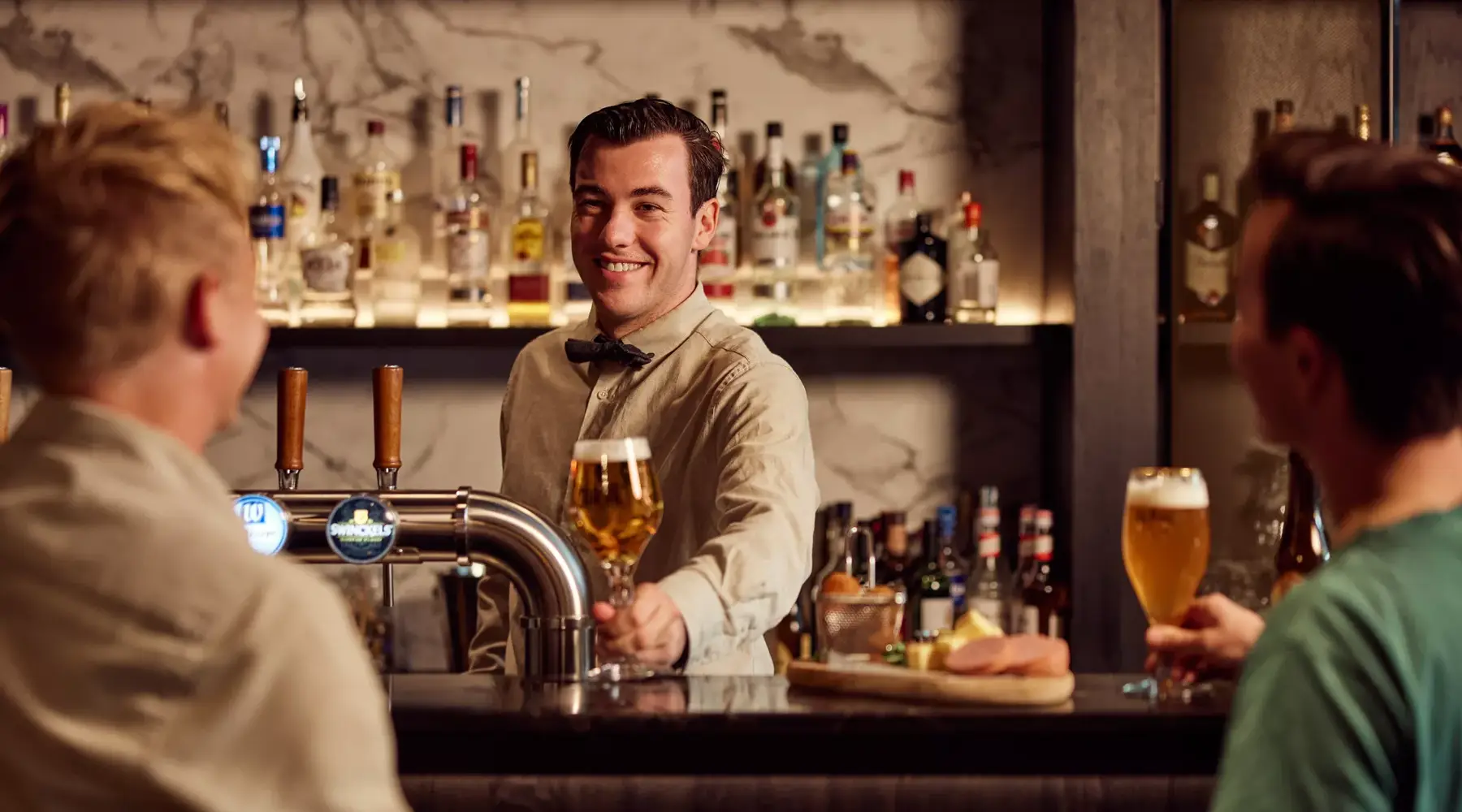Vrienden aan de bar