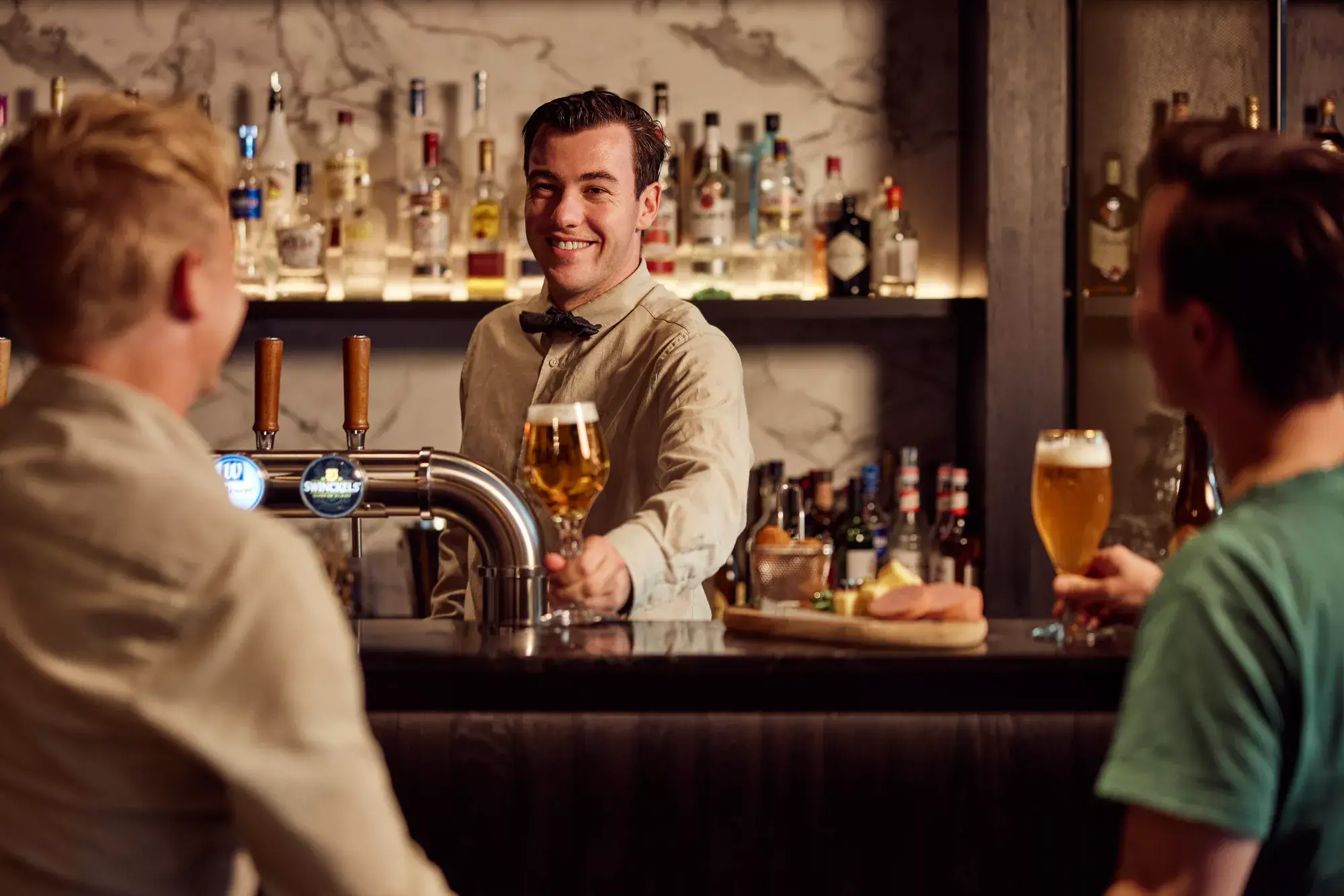 Vrienden aan de bar