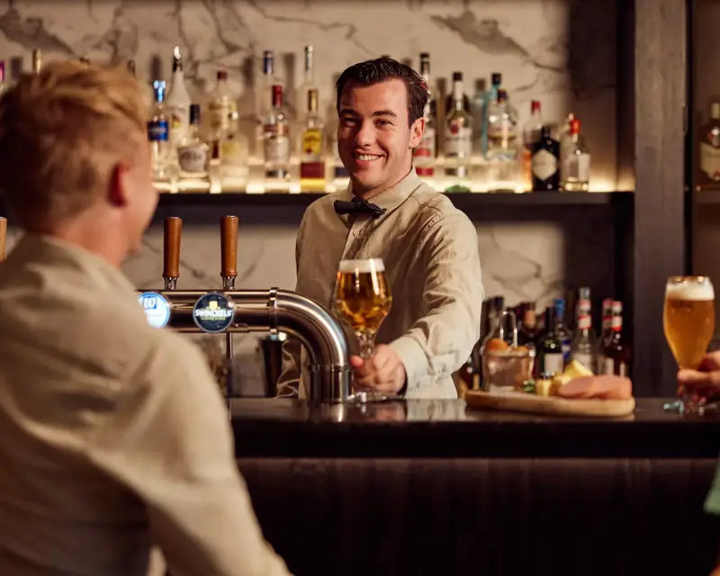 Vrienden aan de bar