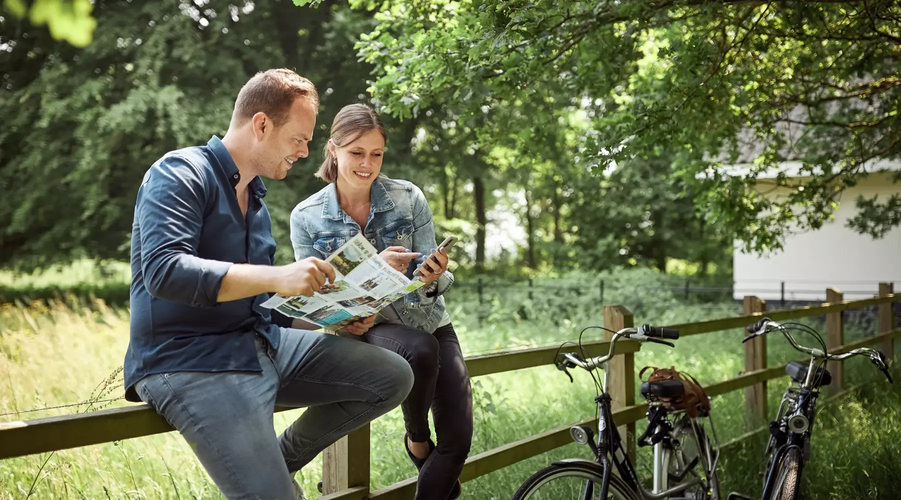 Mann und Frau lesen eine Routenkarte