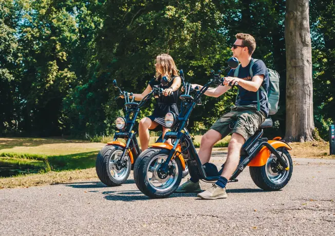 Personnes sur un e-chopper