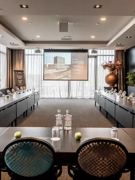 Salle de réunion avec écran, adaptée aux réunions hybrides
