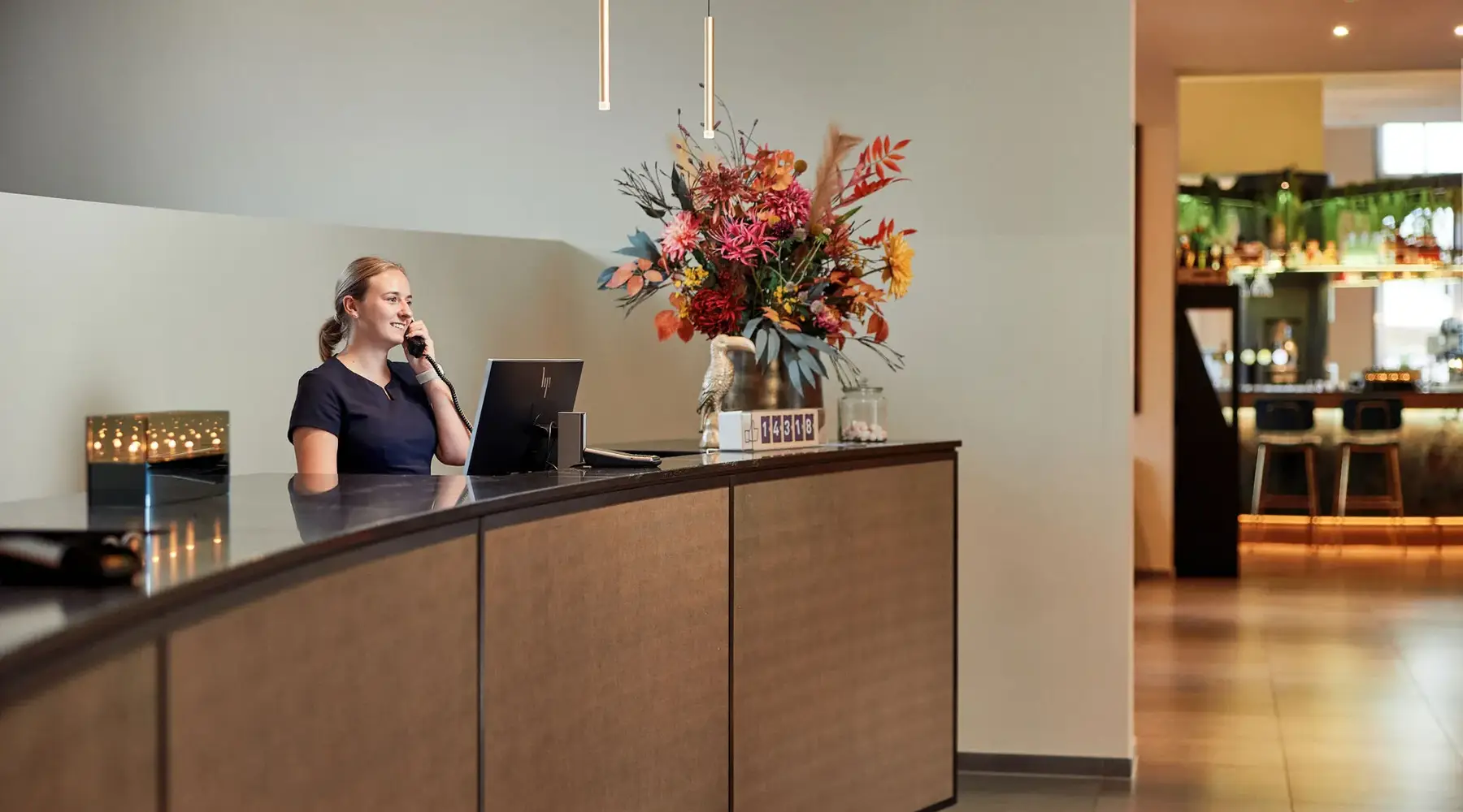 Receptioniste Elisabeth aan het telefoneren