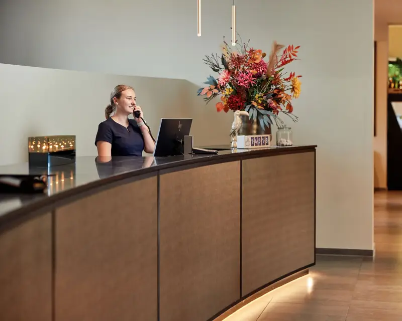 Empfangsdame Elisabeth am Telefonieren